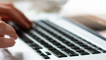 Kvinna som skriver på en laptop