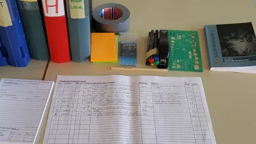 Kontorssaker på ett bord.