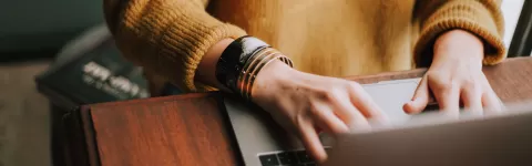 Kvinna skriver på laptop