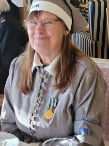 kvinna i äldre lottadräkt