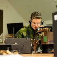 Militärklädd stabsassisten i telefon