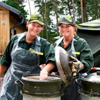 Två galada kockar med kokkärl